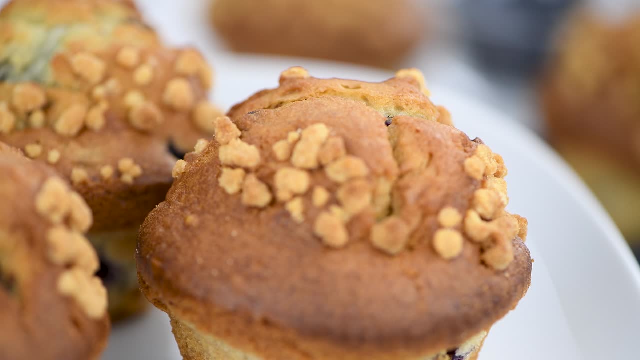 블루베리 머핀의 일부분은 접시에서 회전합니다.