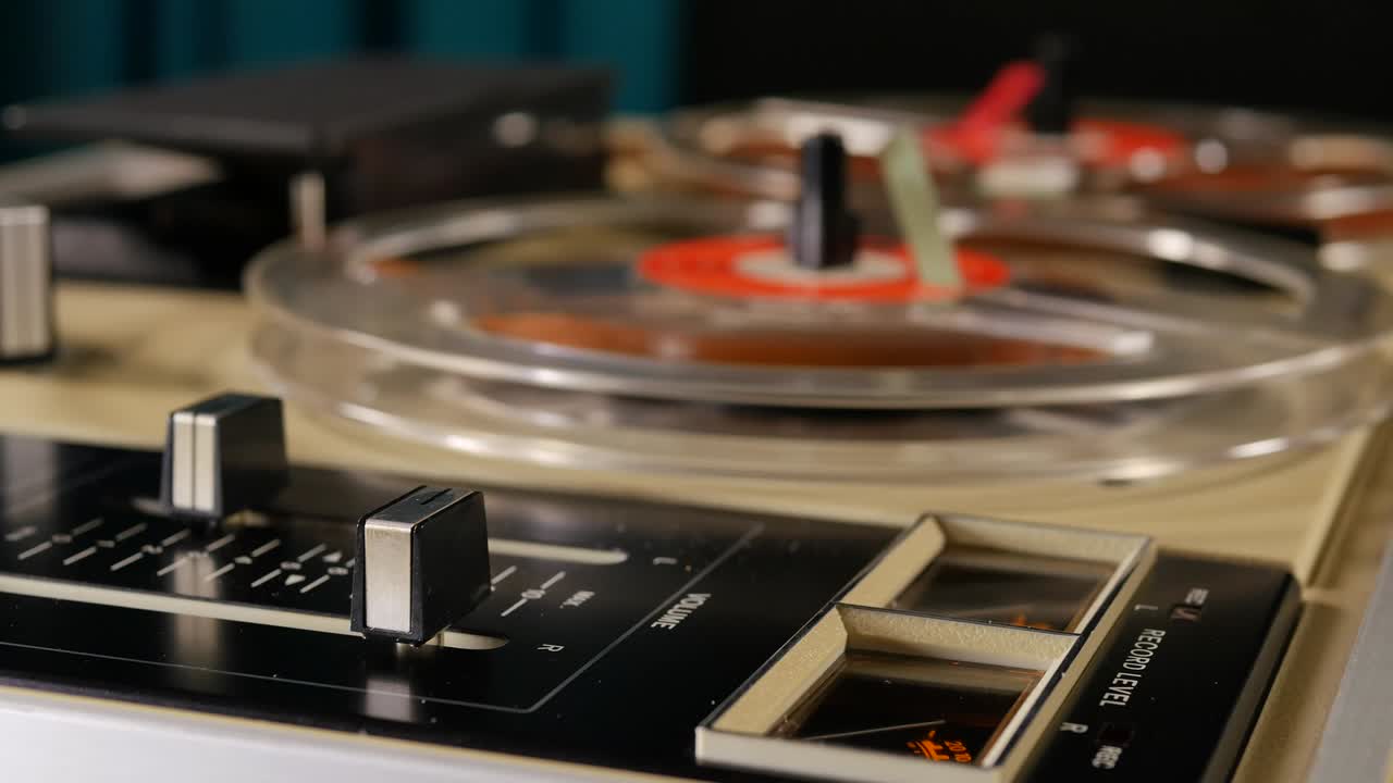 오디오 테이프 레코더, 테이프 데크 또는 테이프 기계, 아날로그 오디오 저장 장치