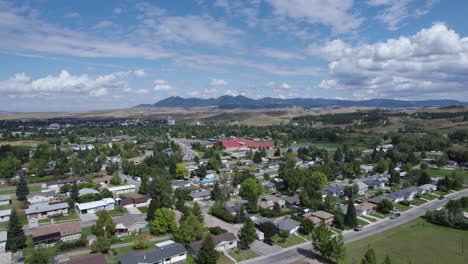 Zona-Residencial-De-La-Ciudad-De-Lewistown-Con-Montañas-Al-Fondo,-Aérea