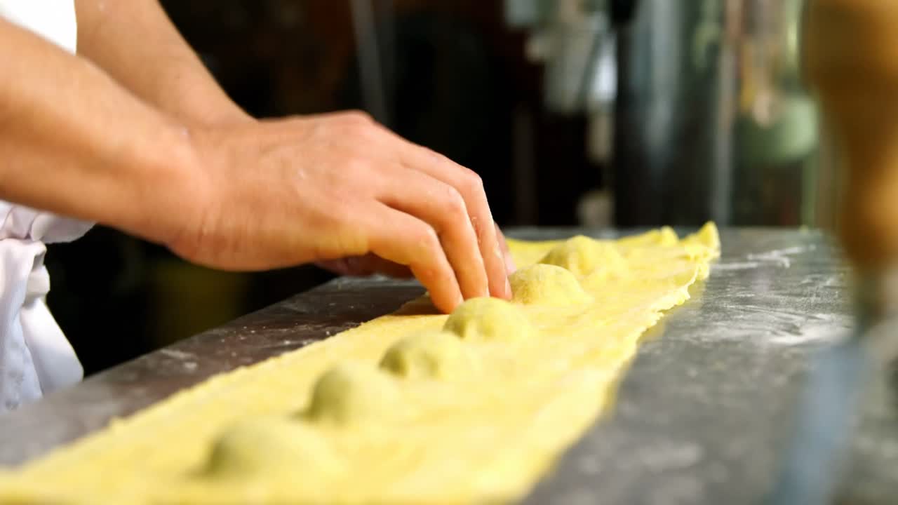 Padeiro preparando massa em padaria 4k