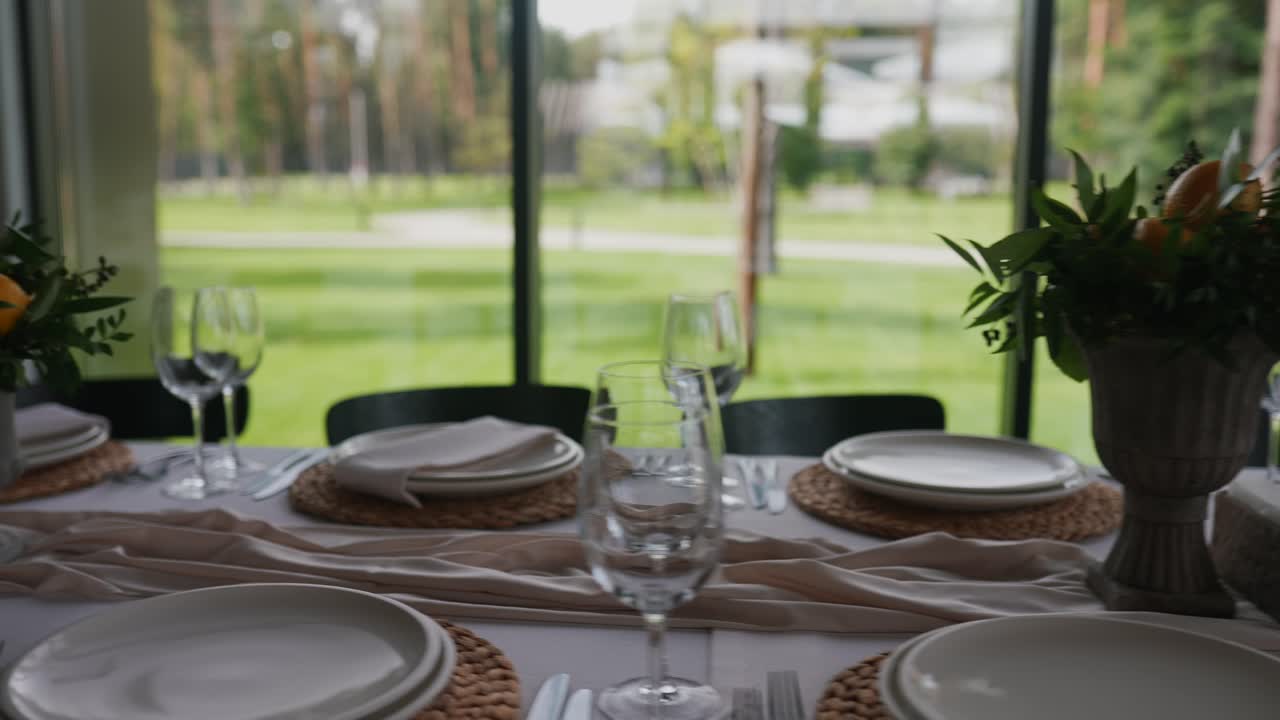 레몬 중앙 조각과 함께 우아한 야외 식탁 설정