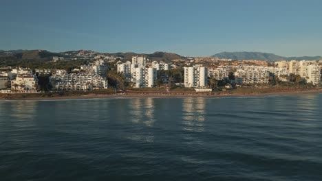vista aérea de complejos de apartamentos cerca de la costa