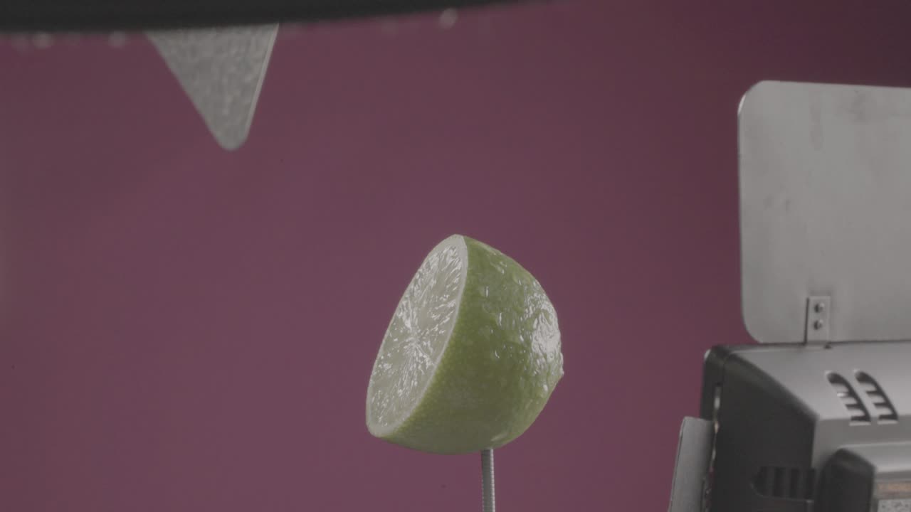 크로마 키에 대한 푸키아 스크린에 루프와 함께 회전하는 레몬