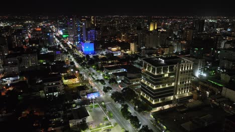 sobrevuelo aéreo winston churchill avenue en santo domingo por la noche con edificios de iluminación, república dominicana