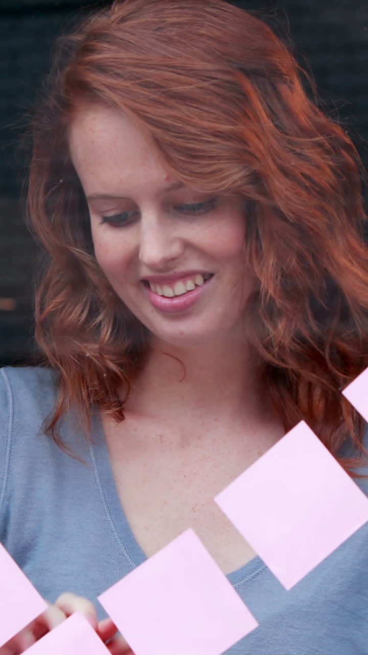 mujer de negocios casual poniendo notas adhesivas en el vidrio