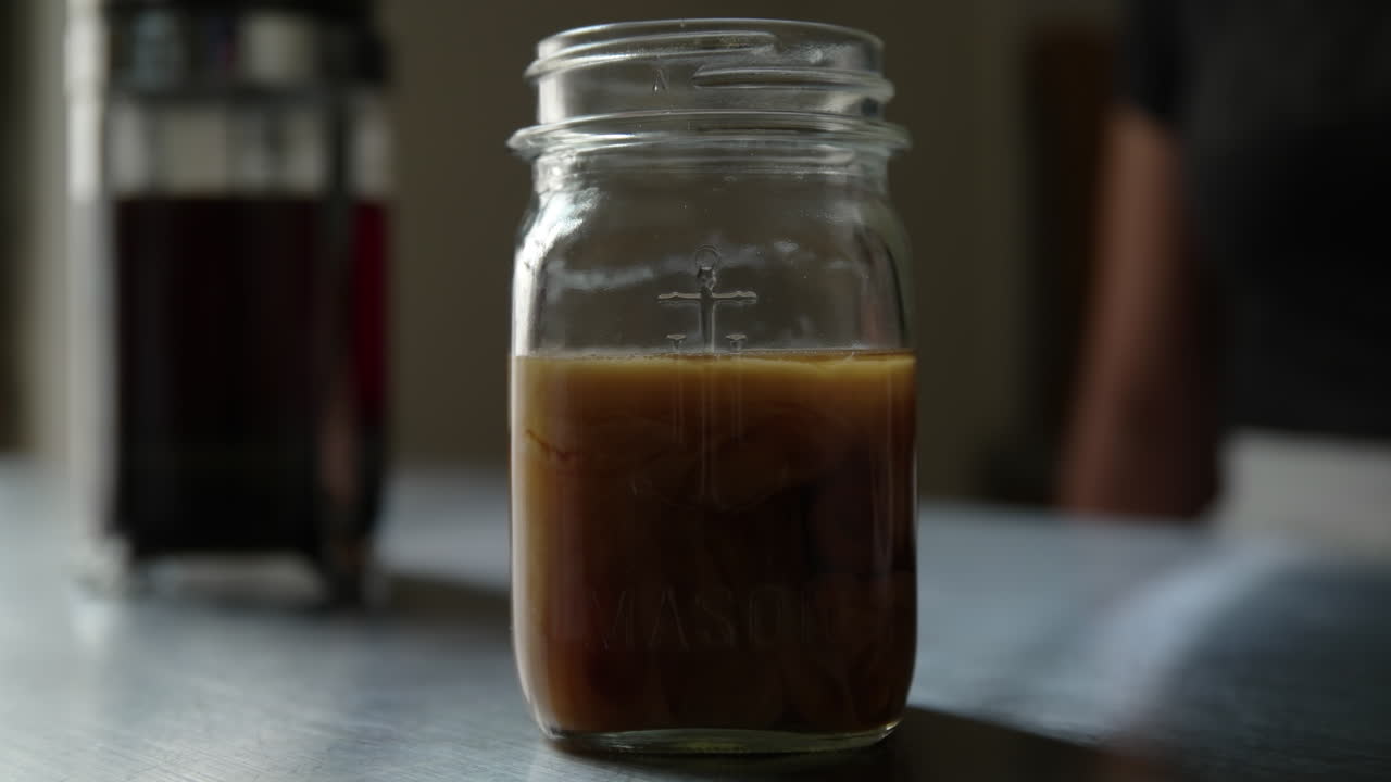 mujer vierte crema en café