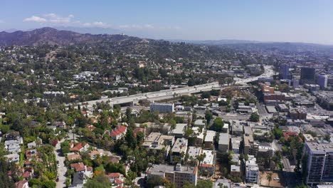 カリフォルニア州ハリウッドを走るハイウェイ 101 号線の空撮