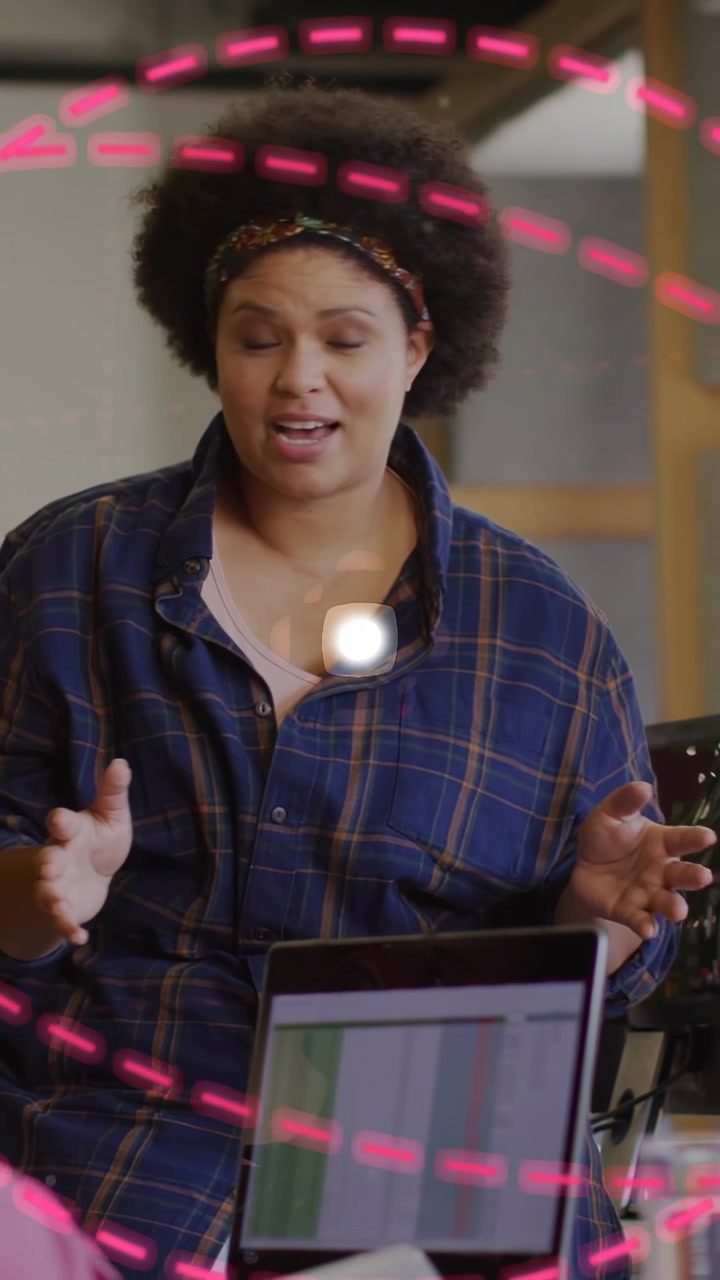 Video verticale: Donna d'affari che parla, la telecamera si muove creando un anello magenta intorno a lei, mostrando dati.