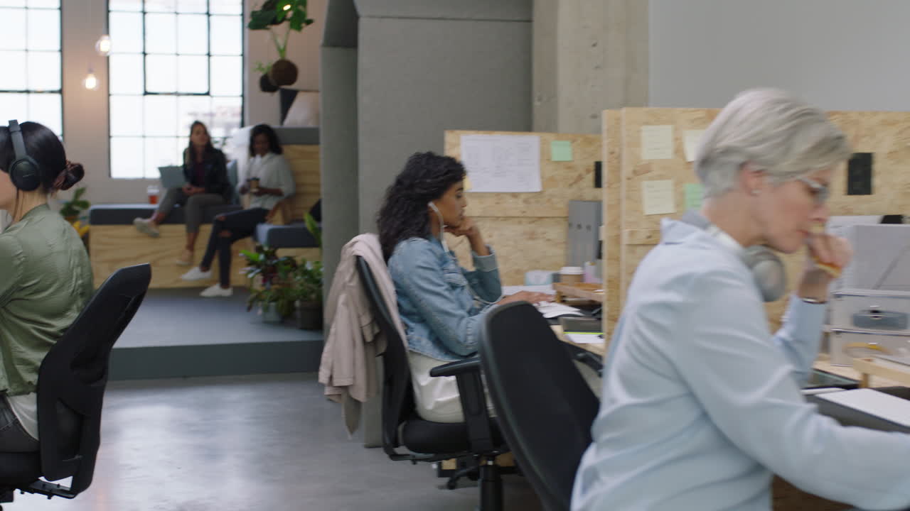 diversi uomini d'affari che lavorano in ufficio a fare brainstorming, a condividere idee, a stringere la mano a colleghi, a incontrarsi, a collaborare a progetti creativi, a godersi il moderno lavoro di squadra.