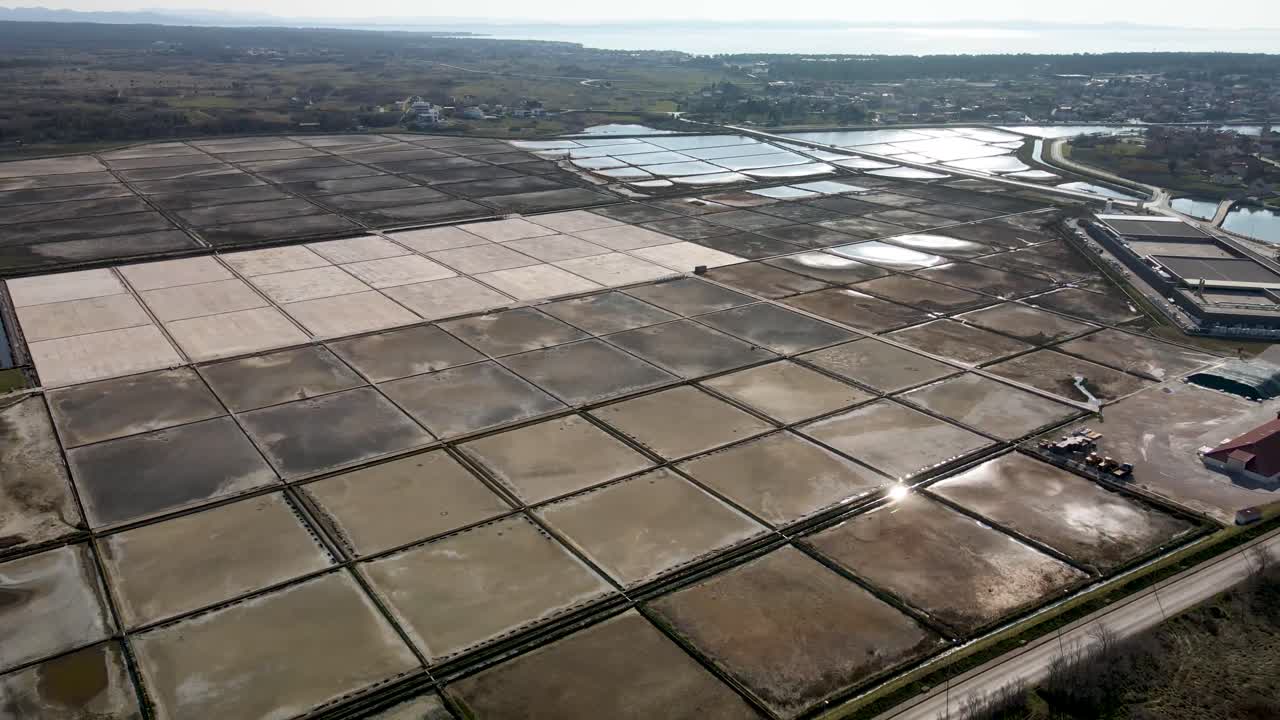 낮에는 크로아티아의 소금밭에 가까운 시네마틱 드론 비행