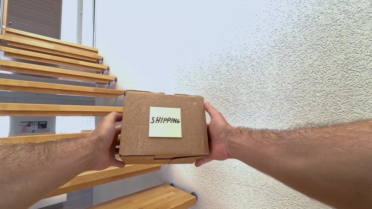 POV in prima persona che posiziona un'etichetta di spedizione su un pacco di cartone. Perfetto per concetti di e-commerce, imballaggio, spedizione e logistica.