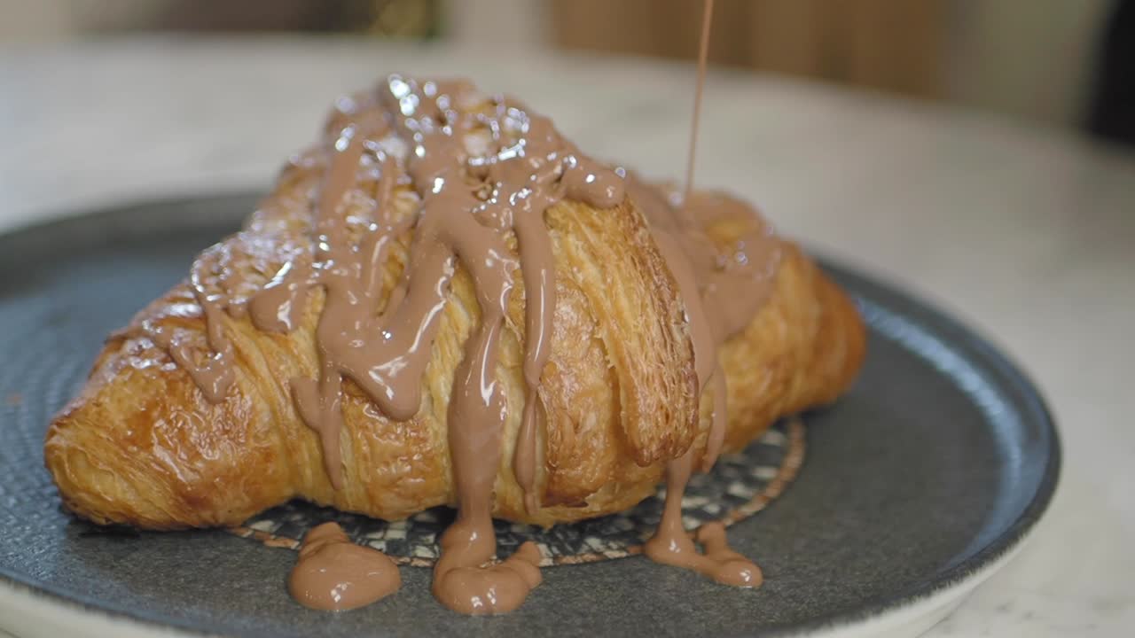 croissant de chocolate salpicado con chocolate derretido