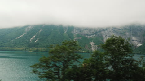 Das-Ufer-Des-Fjords-Die-Gipfel-Der-Berge-Ertrinken-In-Den-Wolken-Blick-Aus-Dem-Fenster-Von-T