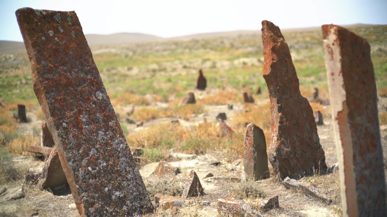 Antichi segnacoli tombali in pietra in un paesaggio desertico