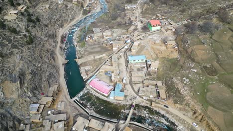 un pintoresco pueblo ubicado en los pies de las colinas junto a la orilla del río