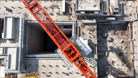 vista aérea de un avión no tripulado de una grúa y un campo de construcción en shanghai, china