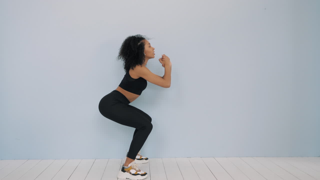 Donna che fa gli squat
