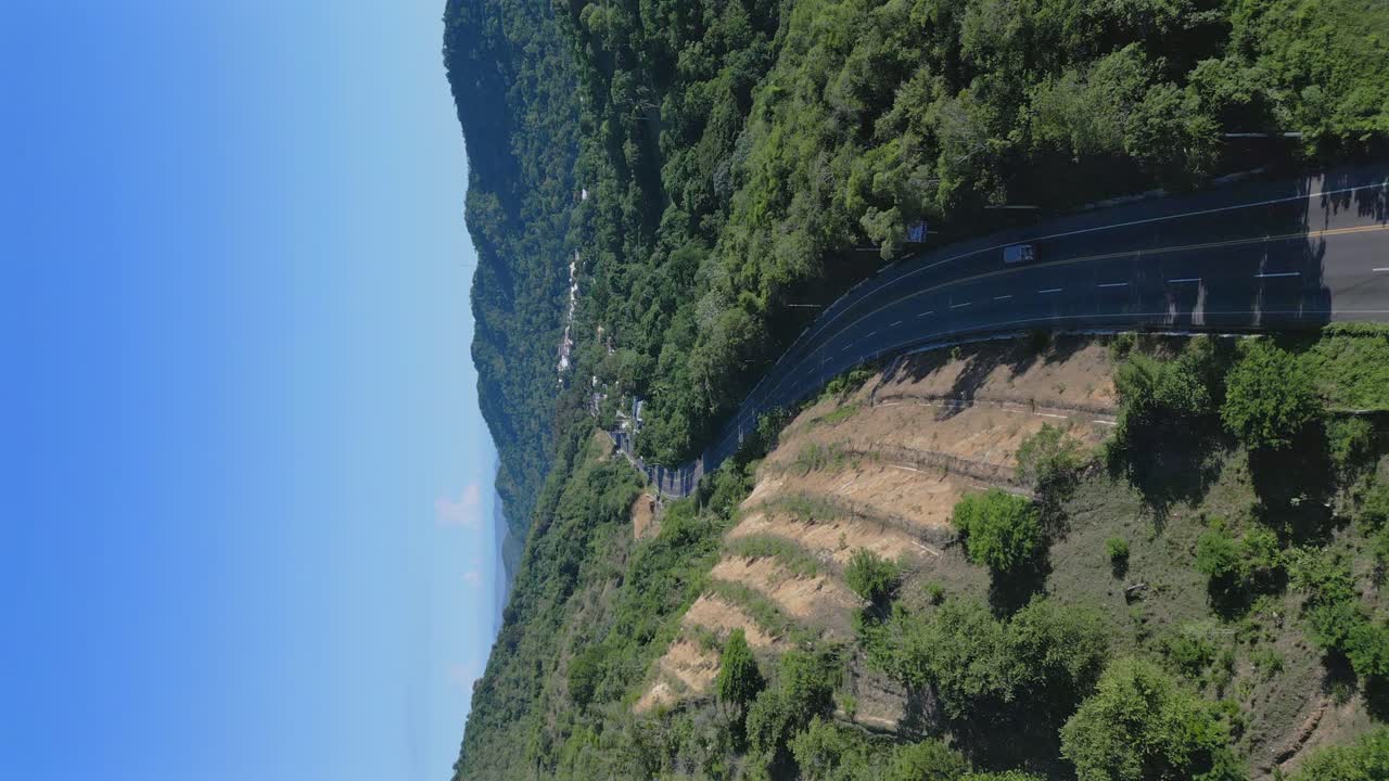 알타미라, 푸에르토 플라타, 도미니카 공화국의 울창한 숲을 통과하는 카레테라 나바레테 고속도로의 수직 샷