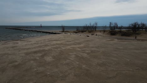 Rückwärtsziehen-über-Gesättigten-Sand-Nach-Dem-Regen