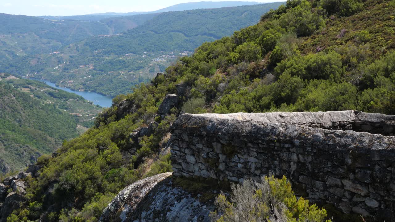 Tranquillo belvedere storico sulla Ribeira Sacra in Spagna, ripresa statica