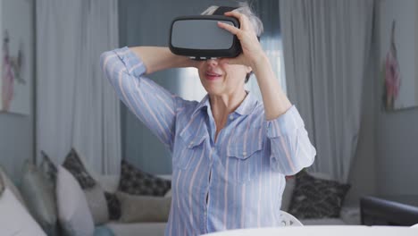 mujer mayor con un auricular de realidad virtual