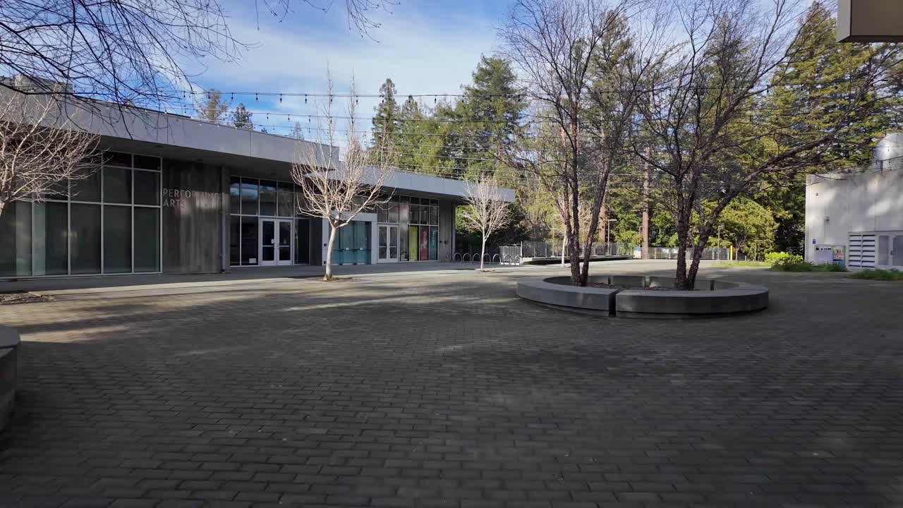 Een wandeling over de campus van College of Marin onthult rustige academische zones, zitjes in de openlucht en schilderachtige paden die klaslokalen verbinden met de natuurlijke omgeving