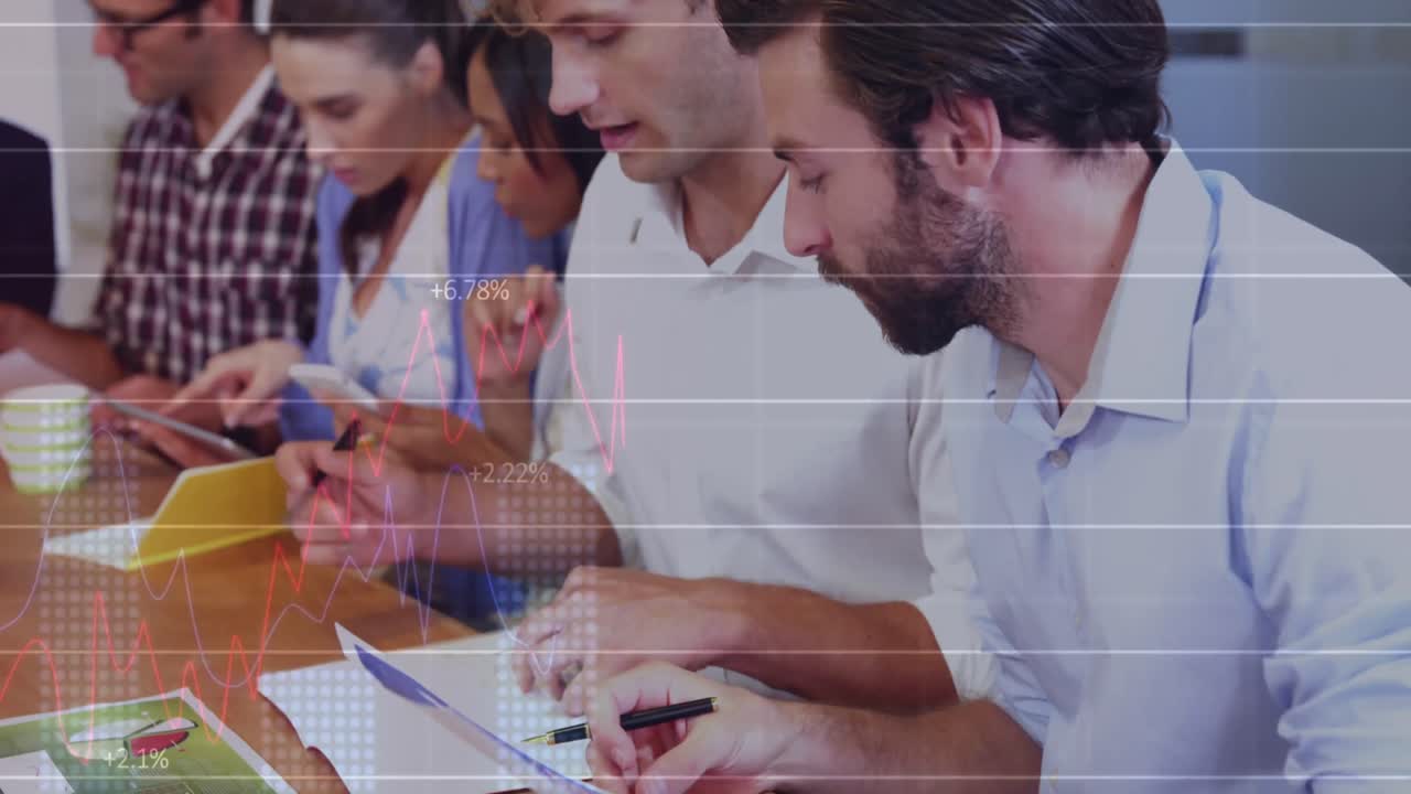 procesamiento de datos estadísticos contra dos hombres caucásicos discutiendo en la oficina