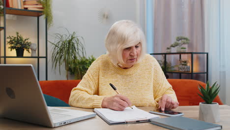 Ältere-Frau,-Die-Zahlungen-Abrechnet,-Monatliche-Ausgaben-Berechnet,-Bankrechnungen-Analysiert-Und-Den-Papierkram-Zu-Hause-Analysiert