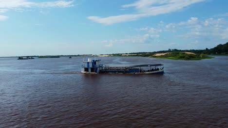 antena: transporte sandboat en el río paraguay