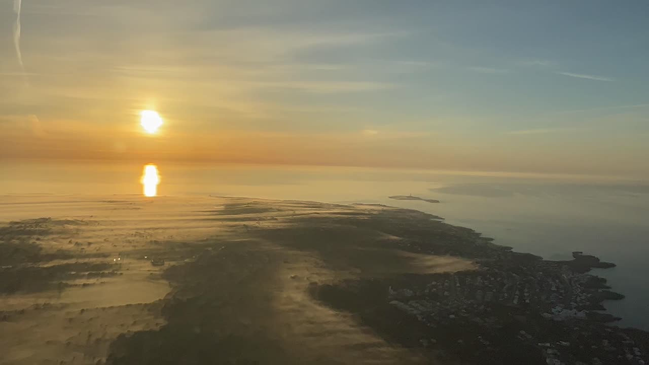 스페인의 메노르카 섬 위의 새벽의 공중 쪽 풍경 지중해