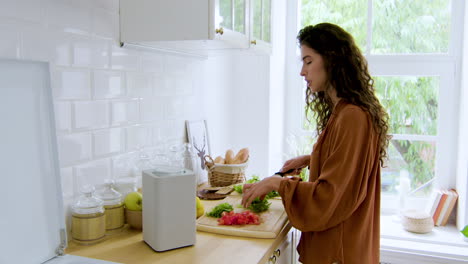 Smart-speaker-in-the-kitchen