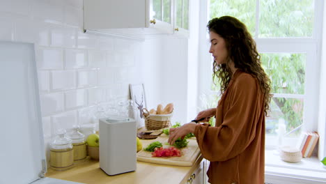 altavoz inteligente en la cocina