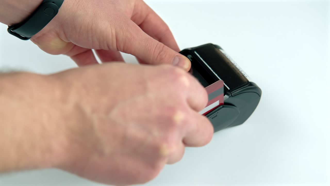 imágenes de cerca de las manos del hombre pagando con tarjeta de crédito en la terminal de pos