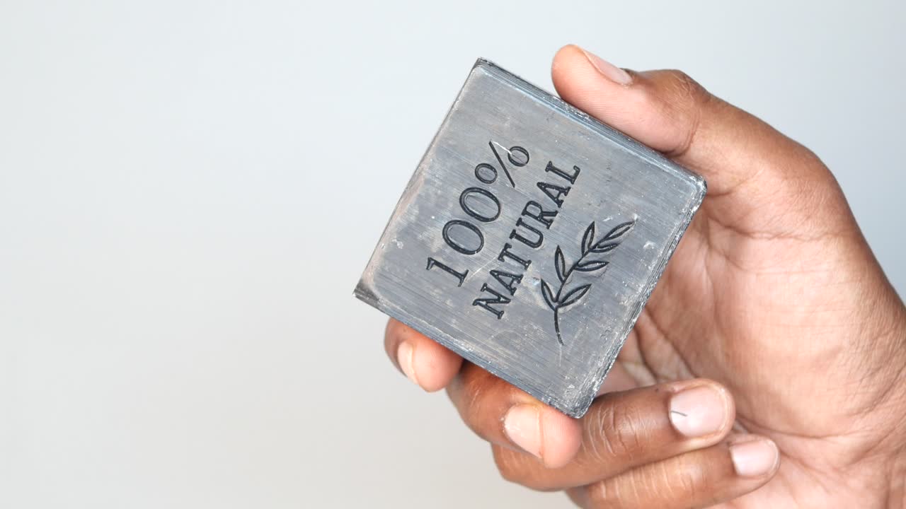 100% 천연 비누 바를 들고 있는 손