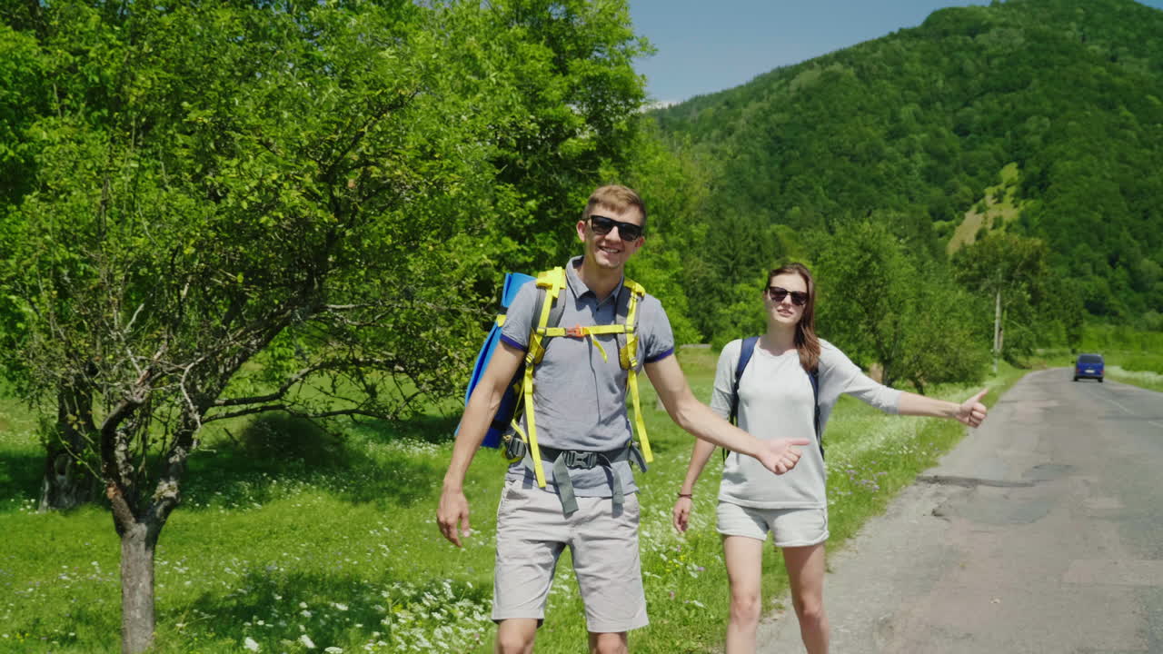 joven pareja haciendo autostop video 4k