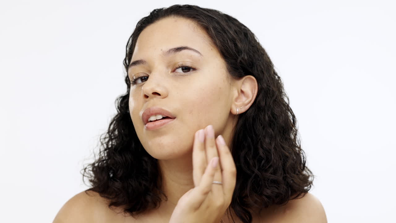 rostro, belleza y maquillaje con una mujer en el estudio