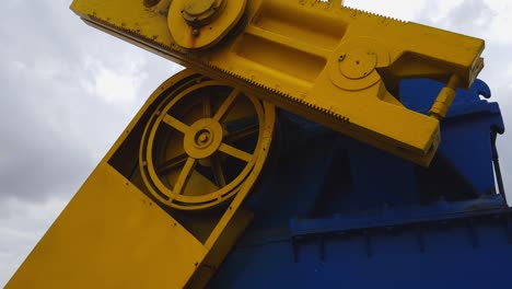 Rotating mechanical gearing and counterweight of an oil well pumpjack