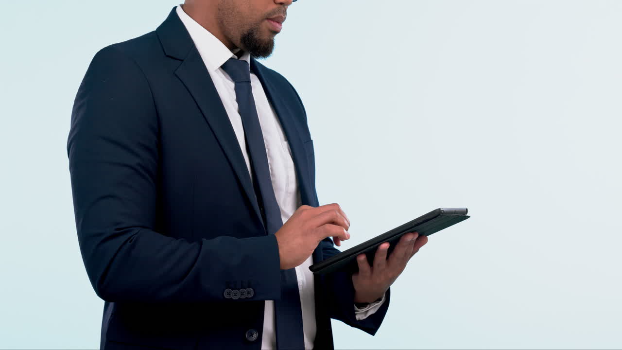 tableta, en línea y hombre de negocios en el estudio scroll