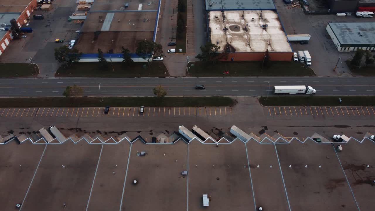 foto aérea lateral del semirremolque entre los almacenes