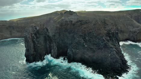 el famoso sitio de buceo de calderas en la costa de la isla volcánica de san benedicto, dolly aéreo