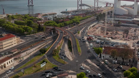 Coches-Circulando-Por-La-Carretera-En-Una-Concurrida-Intersección-Junto-A-La-Costa-De-La-Costa-De-Portugal-En-Lisboa