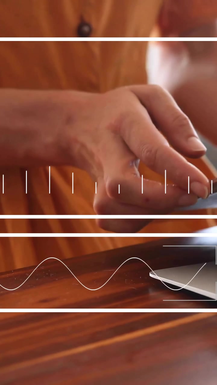 Animation der digitalen Datenverarbeitung über einer Frau mit Tablet und Laptop