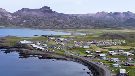 pequeña y remota ciudad islandesa de borgarfjörður con montañas de fondo