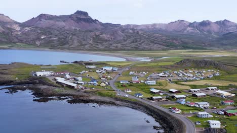 kleine abgelegene isländische stadt borgarfjarðarborg mit bergen im hintergrund