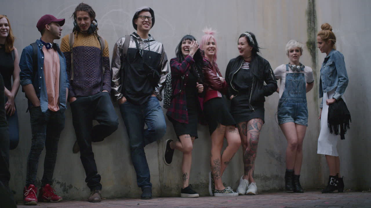 retrato de un grupo de amigos diversos hablando disfrutando de charlar juntos socializando jóvenes estudiantes universitarios con moda urbana elegante individualidad humana en cámara lenta