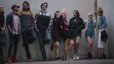 retrato de un grupo de amigos diversos hablando disfrutando de charlar juntos socializando jóvenes estudiantes universitarios con moda urbana elegante individualidad humana en cámara lenta