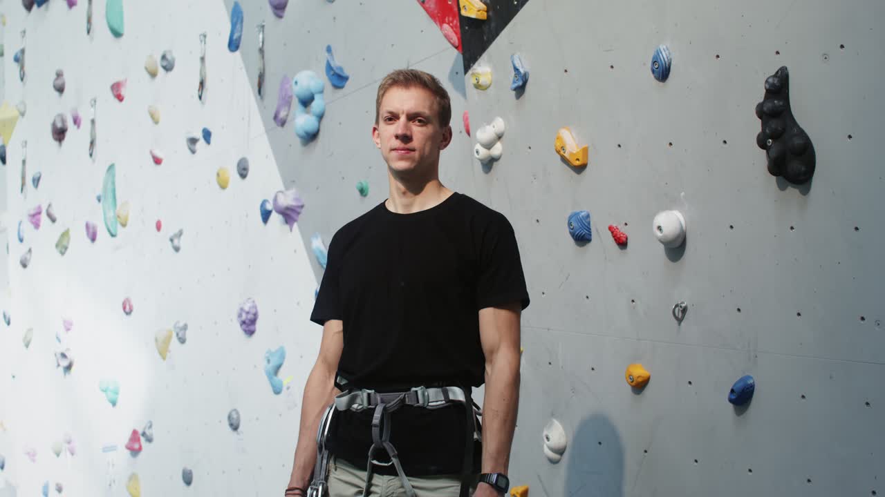 hombre en el gimnasio de escalada cubierto
