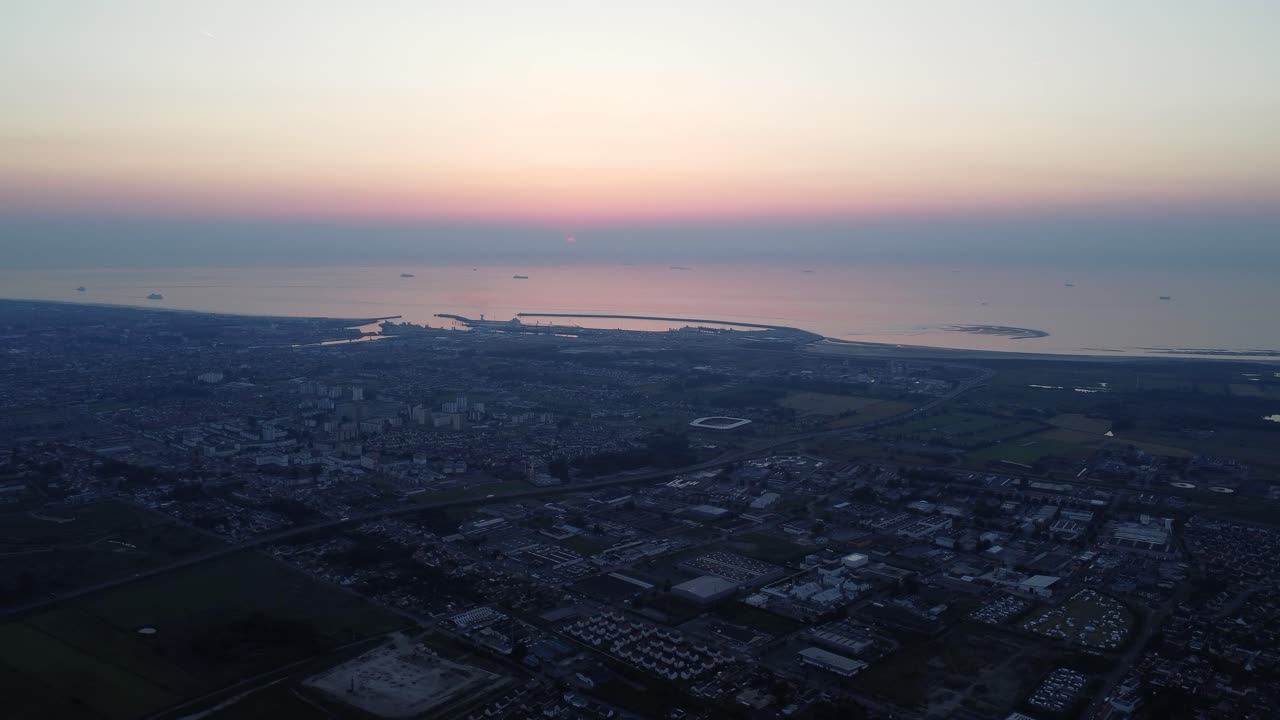 воздушный вид городского пейзажа при заходе солнца