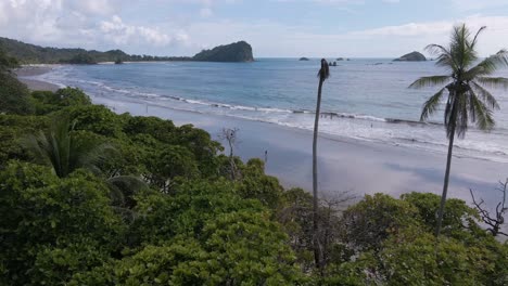 Vuelo-De-Drones-Fuera-De-La-Jungla-Y-Hacia-La-Playa-Y-El-Océano-Pacífico-Cerca-De-Playa-Playitas-En-Costa-Rica