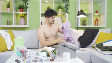hombre perezoso mirando su ropa maloliente.